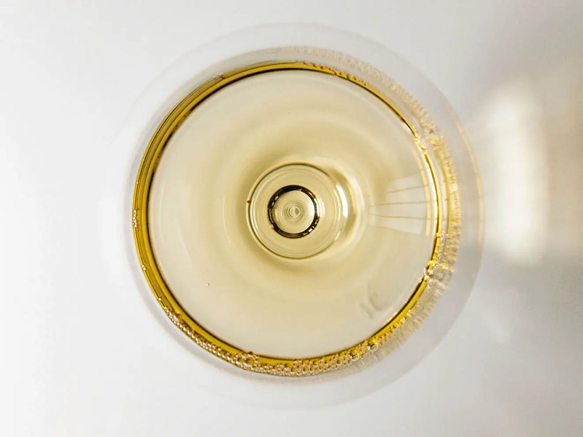 Glas Weißwein von oben, Farbe des Furmint