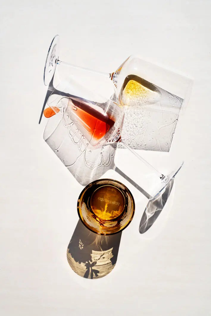 Weingläser mit Orange Wine und Rosé von oben