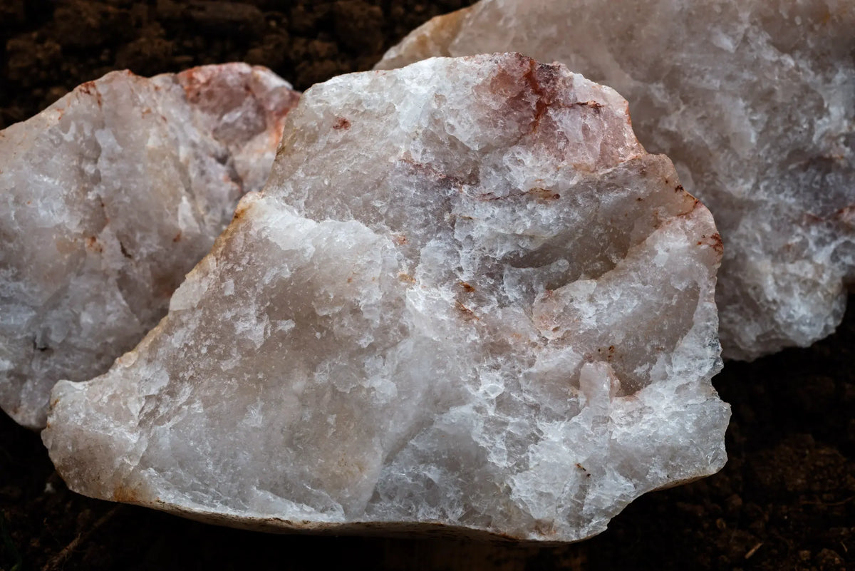 Rosa Quarz auf dunkler Erde aus den Ruster Weingärten