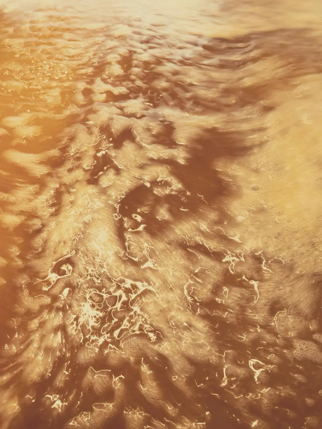 Sand und Wasser in warmem Licht, Struktur wie ein Urmeer