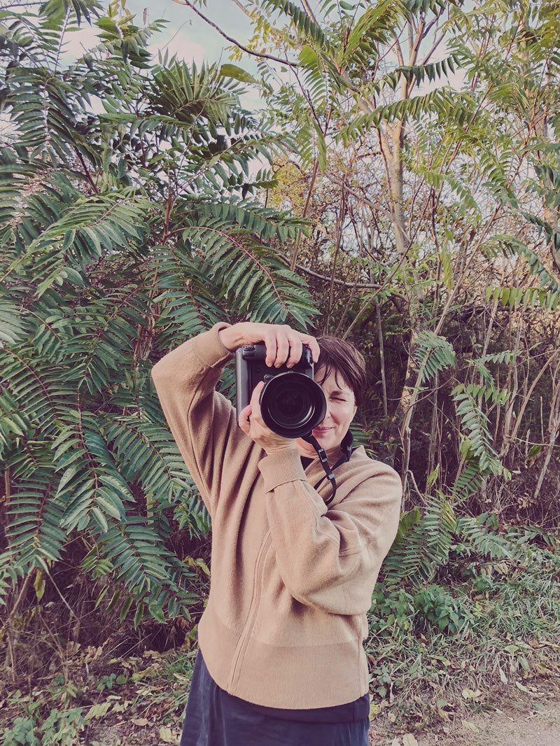 Fotografin Sonja Priller beim Fotografieren in der Natur